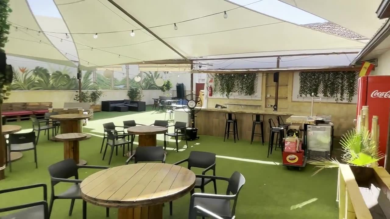 Terraza chill out con césped y carpa