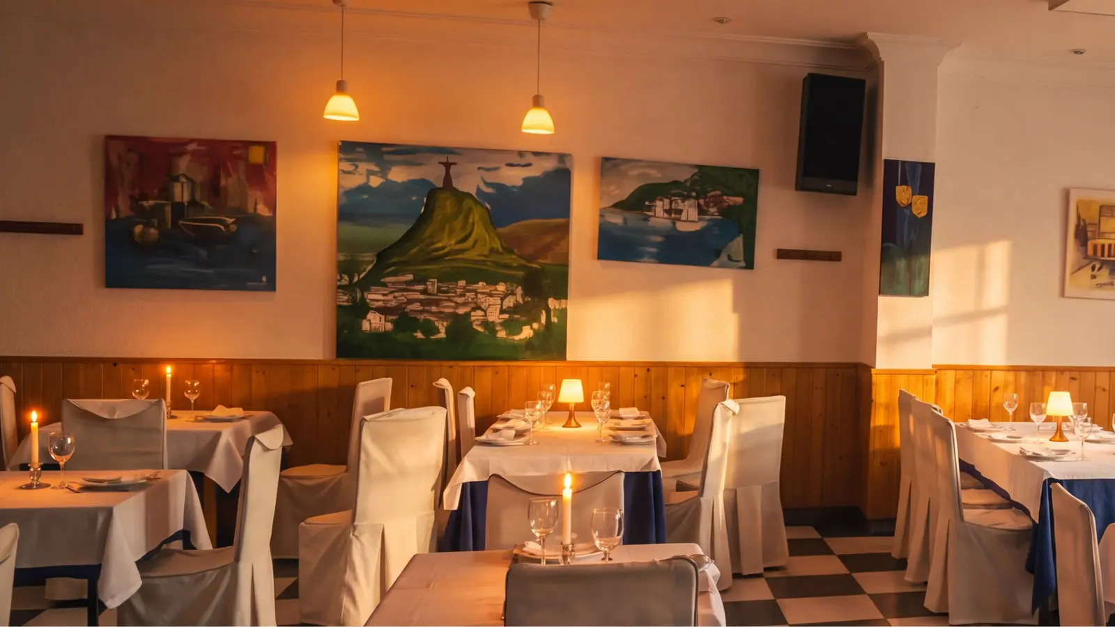 Salón del restaurante con suelo ajedrezado