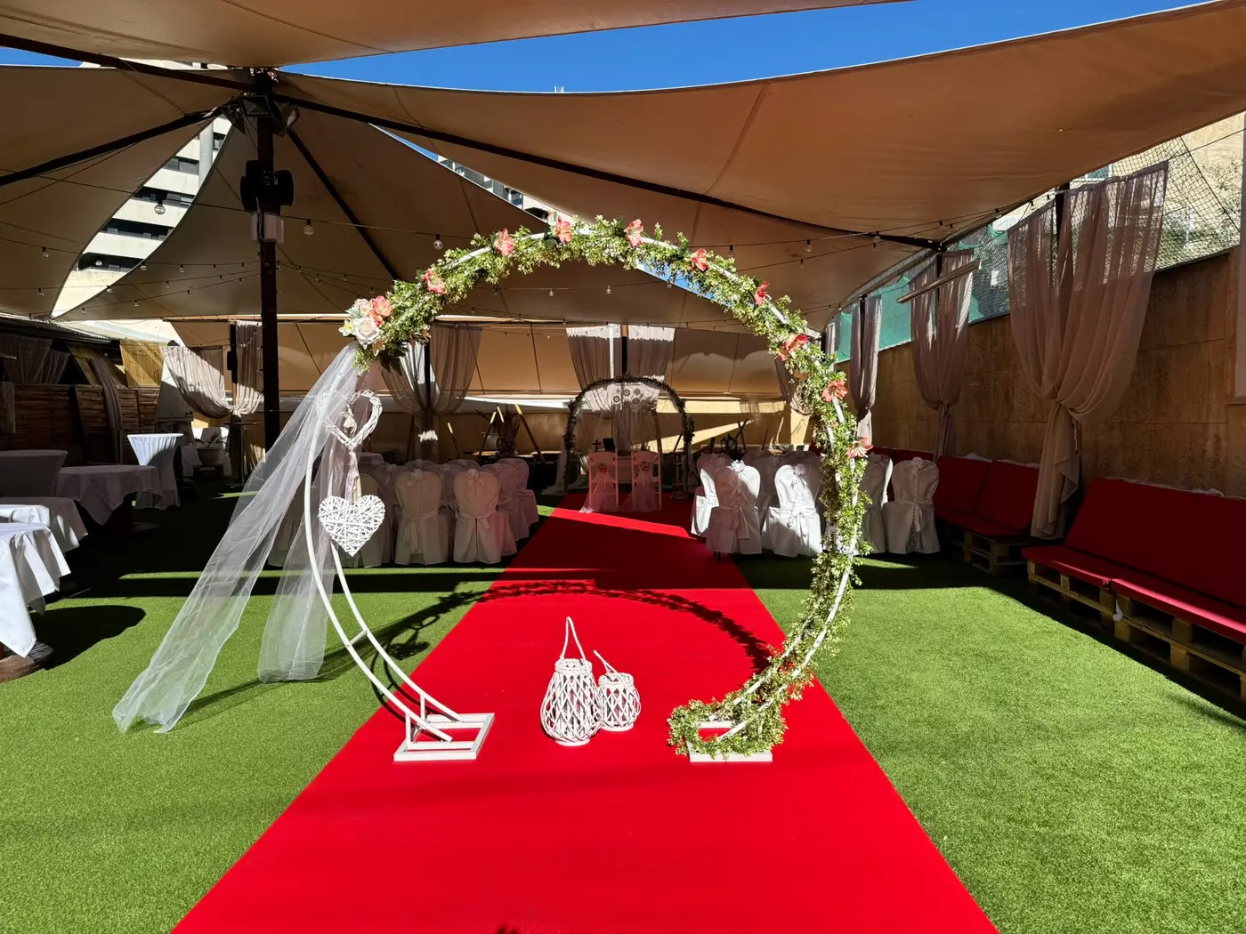 Arco de flores sobre la alfombra roja en el chill out