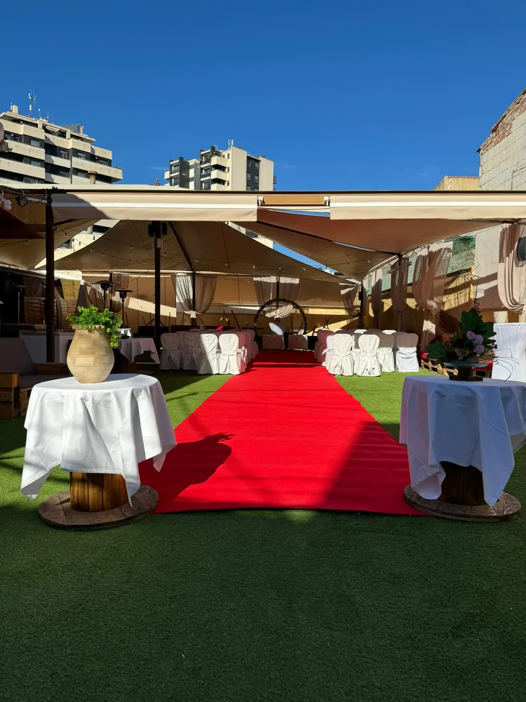 Alfombra roja sobre el césped del chill out preparada para una ceremonia