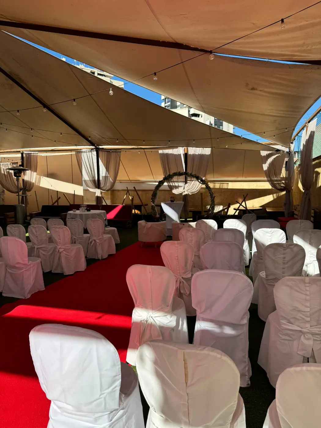 Sillas vestidas de blanco para la ceremonia