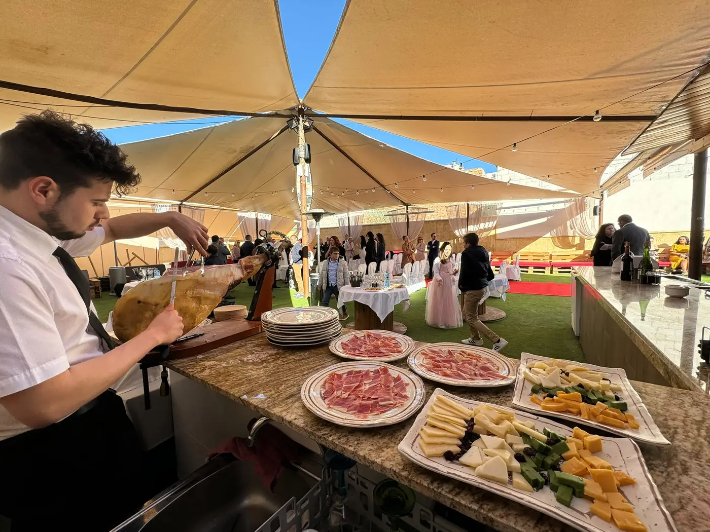 Cortador de jamón durante un cóctel