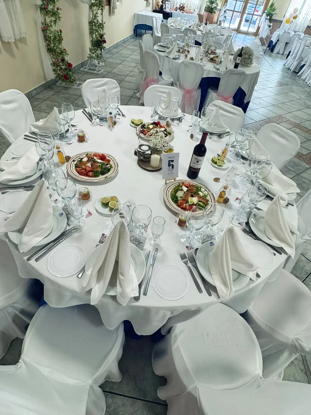 Mesa redonda montada para un banquete