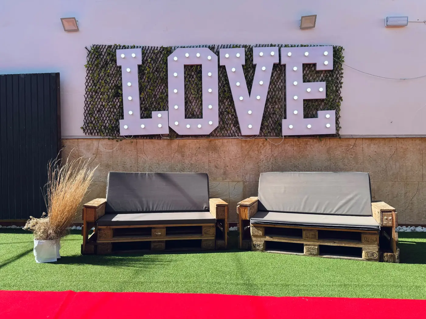 Letras LOVE con sofás de palet en el chill out