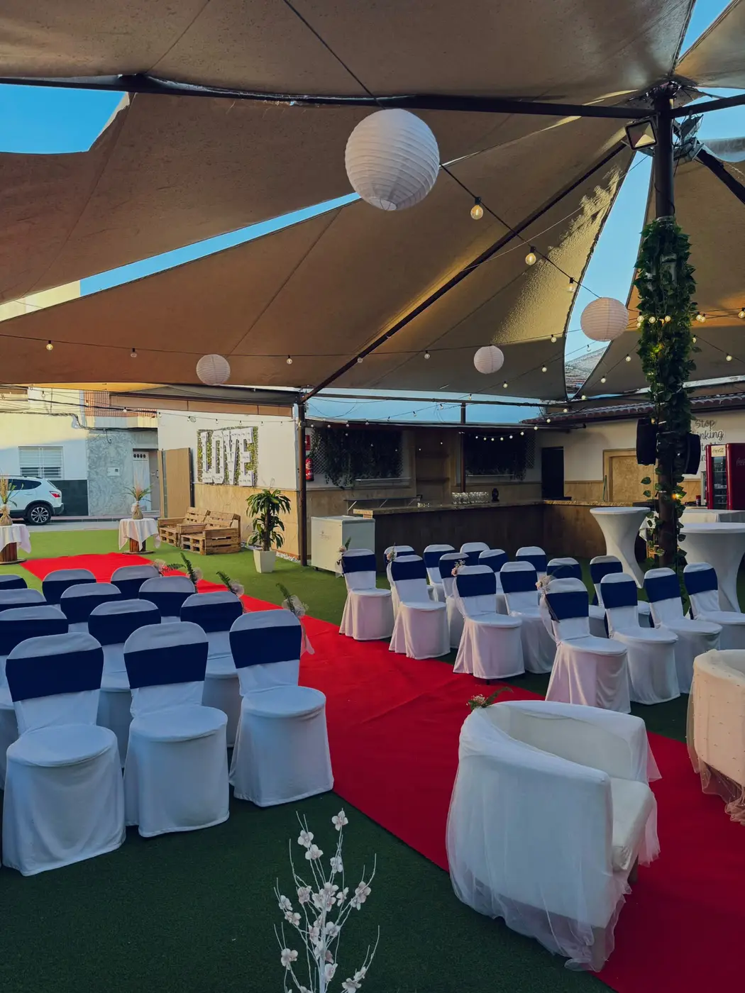 Sillas alineadas para una ceremonia bajo la carpa