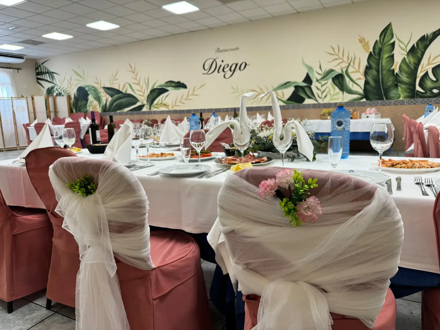 Salón con el mural Restaurante Diego montado para una celebración